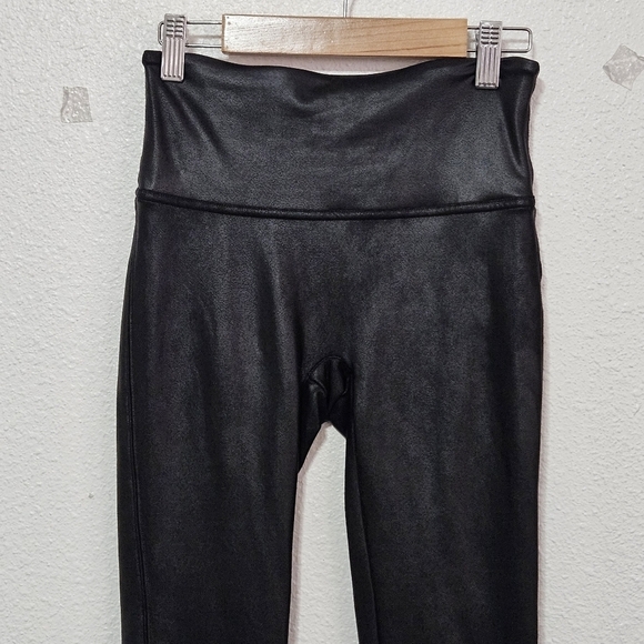 Spanx faux leather like leggings size medium - Picture 2 of 16